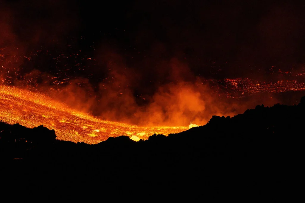Etna, najväčšia aktívna sopka v Európe, chŕli lávu na juhotalianskom ostrove Sicília neďaleko Catanie. FOTO: TASR/AP