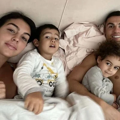 Georgina a Ronaldo spoločne vychovávajú päť detí, dve z nich porodila priamo modelka