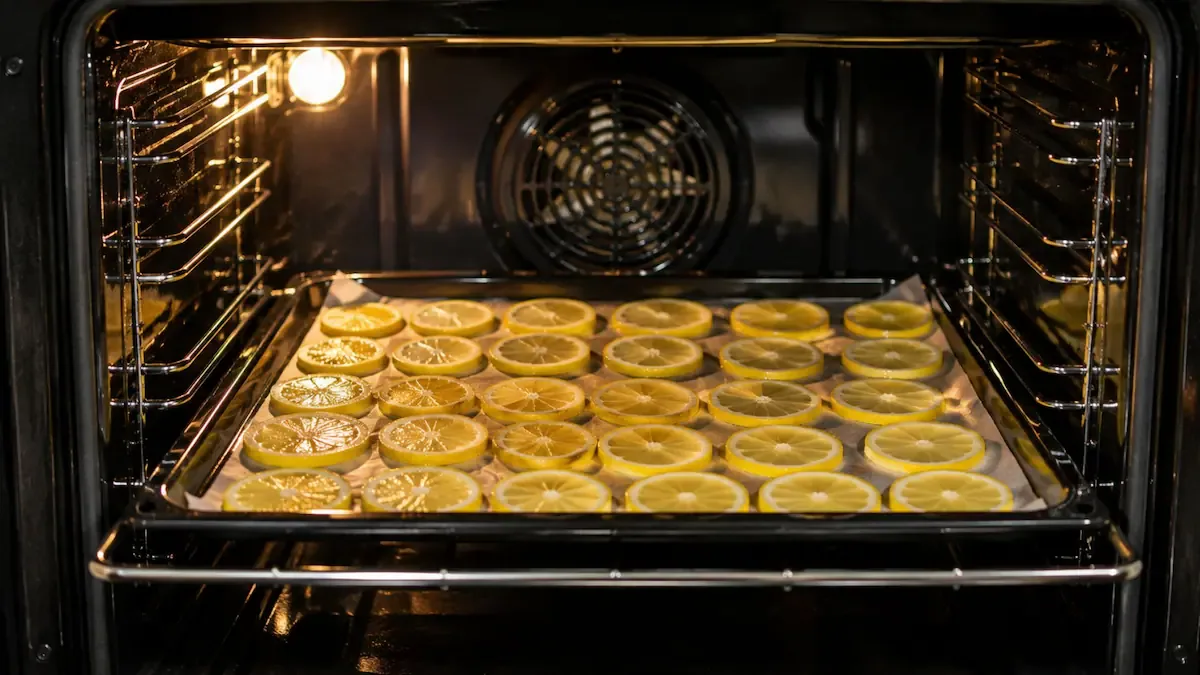 Poner cáscaras de limón adentro del horno: por qué miles de personas lo hacen y qué beneficio tiene Fuente: IA