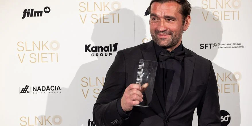 Tvorcovia filmu Otec získali ocenenia na podujatí Slnko v sieti. Medzi nimi aj herec Milan Ondrík a režisérka Tereza Nvotová. 9. 4. 2026